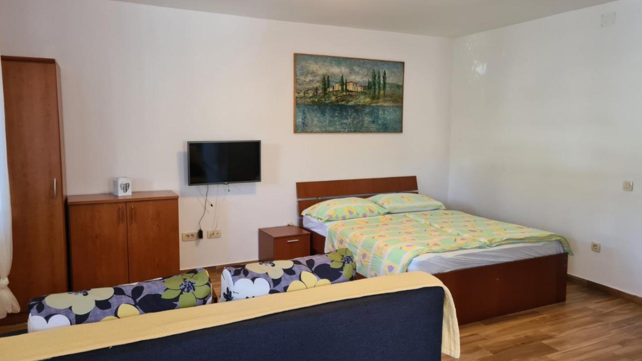 Apartments Ivanovski Rab Town Exterior photo
